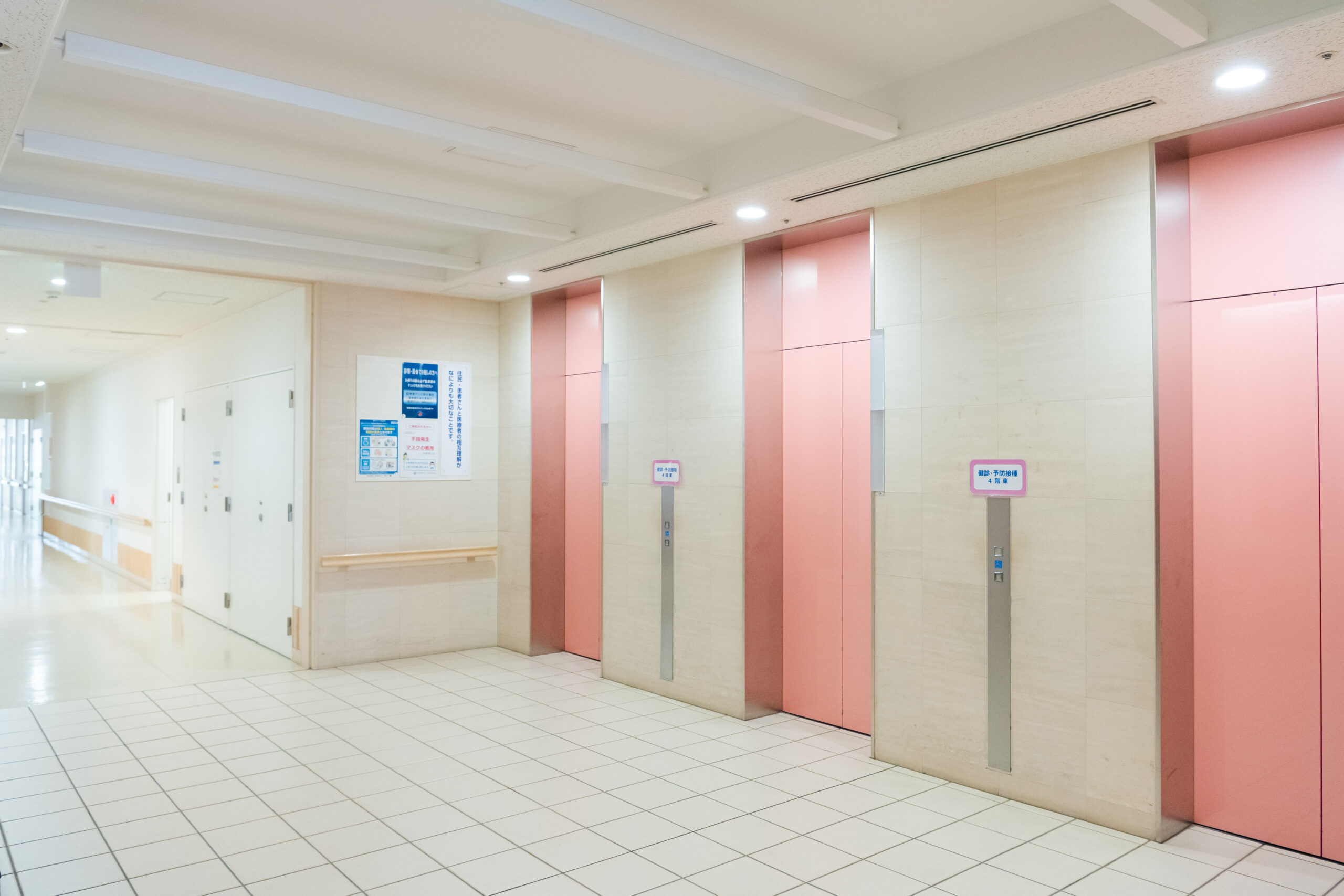 こちらのエレベーターで3階まで上がります。