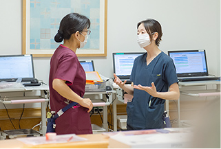 相談する看護師
