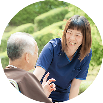 患者様と話す看護師