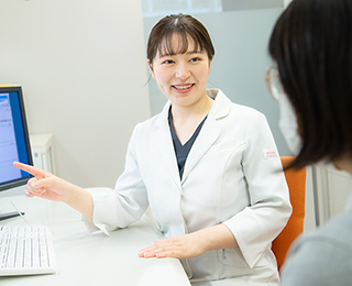 対話する看護師