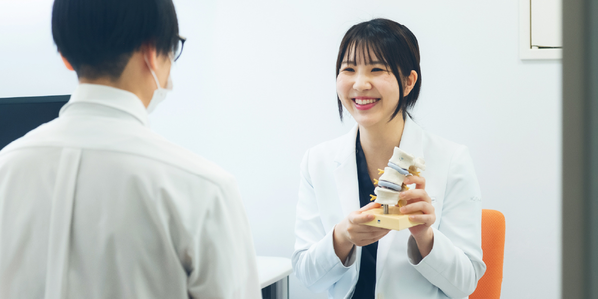 増田 亜美さんが患者に説明する様子