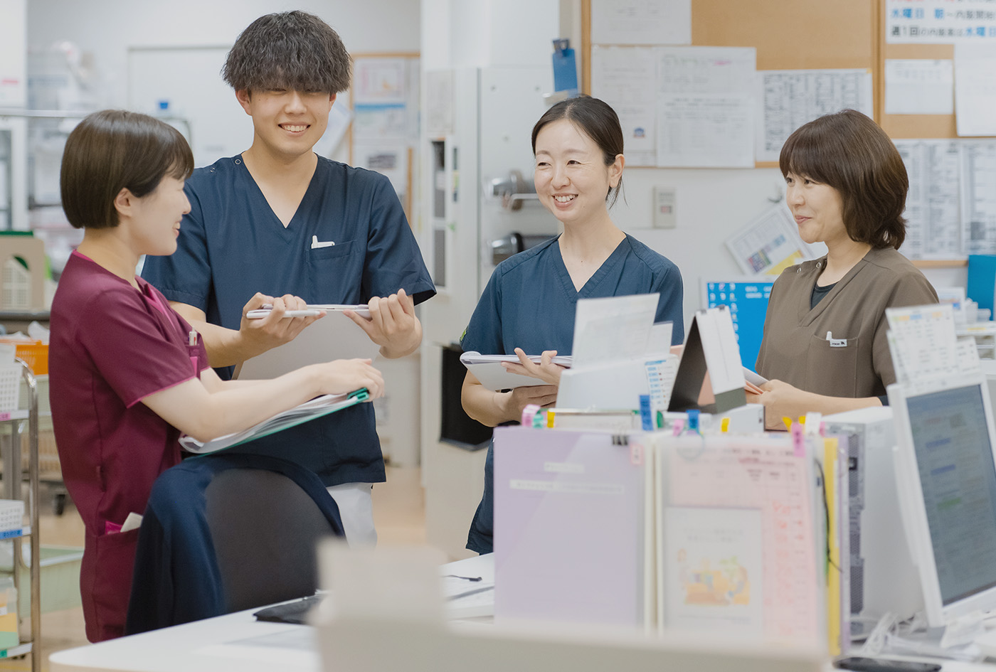 話し合う看護師