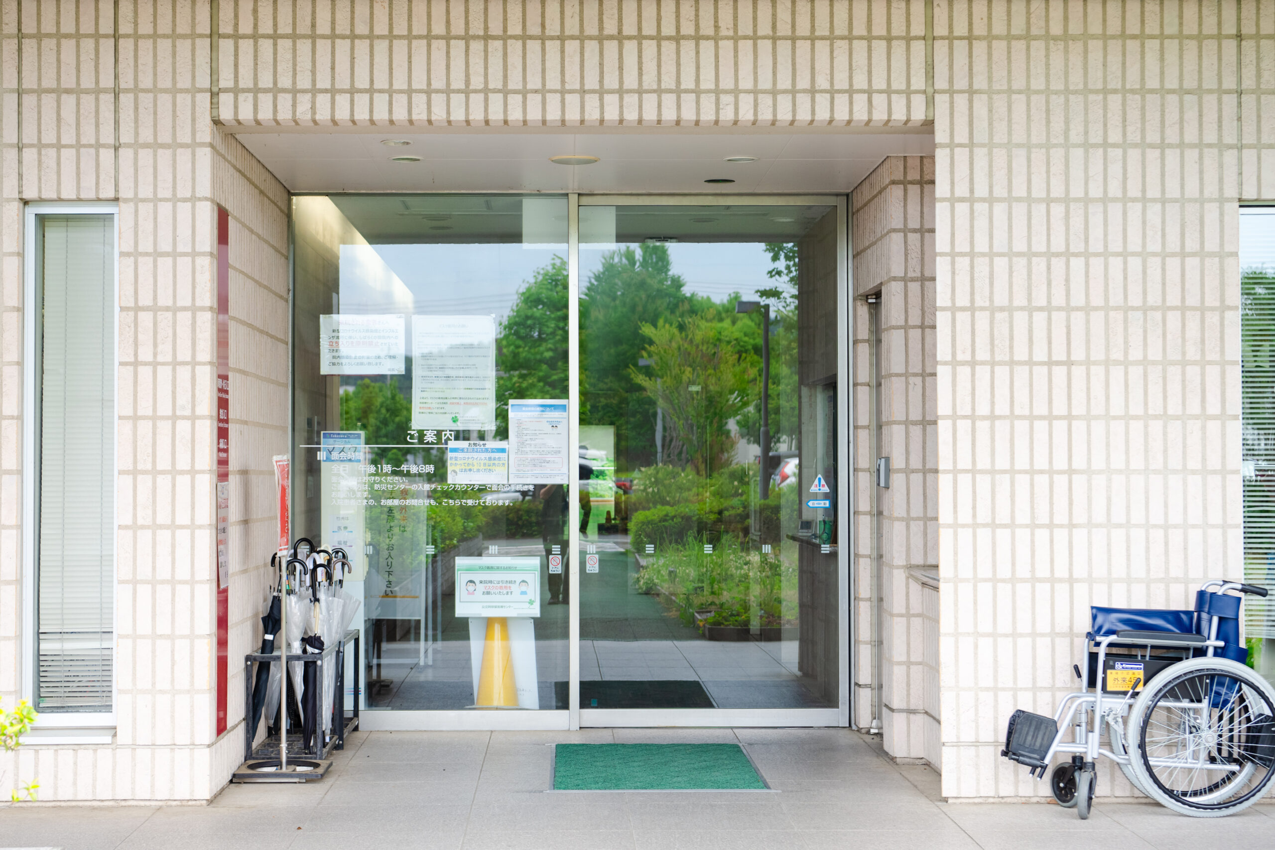 入って左側の救急外来受付で受付をしてください。