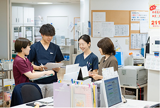 話し合う看護師