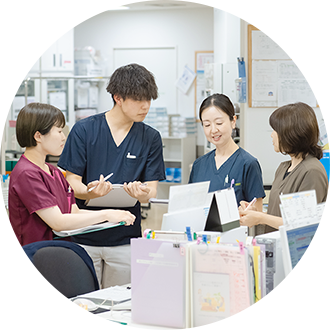 話し合う看護師