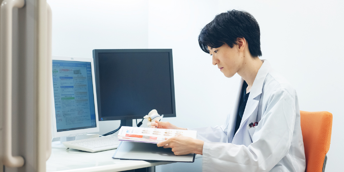 河﨑 啓悟さんが勉強に励む様子